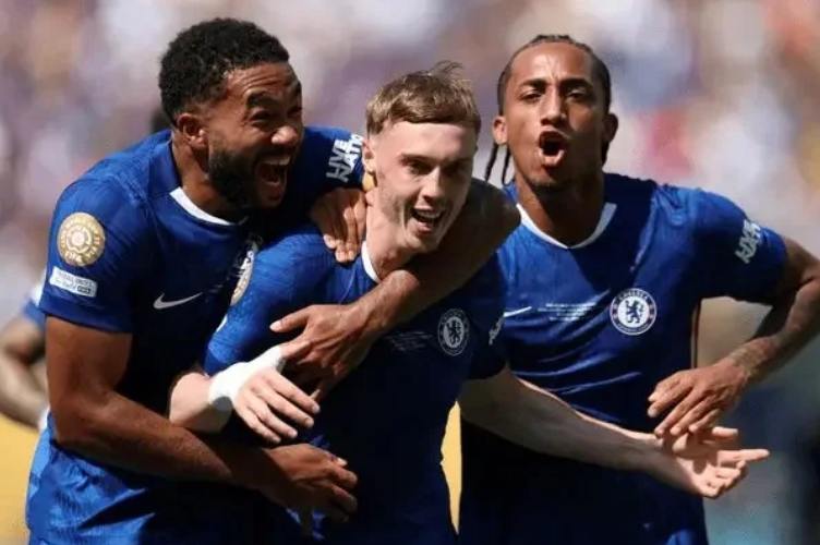 本届世俱杯决赛，切尔西3-0巴黎，成功夺冠。

赛后，切尔西中场帕尔默凭借2射1