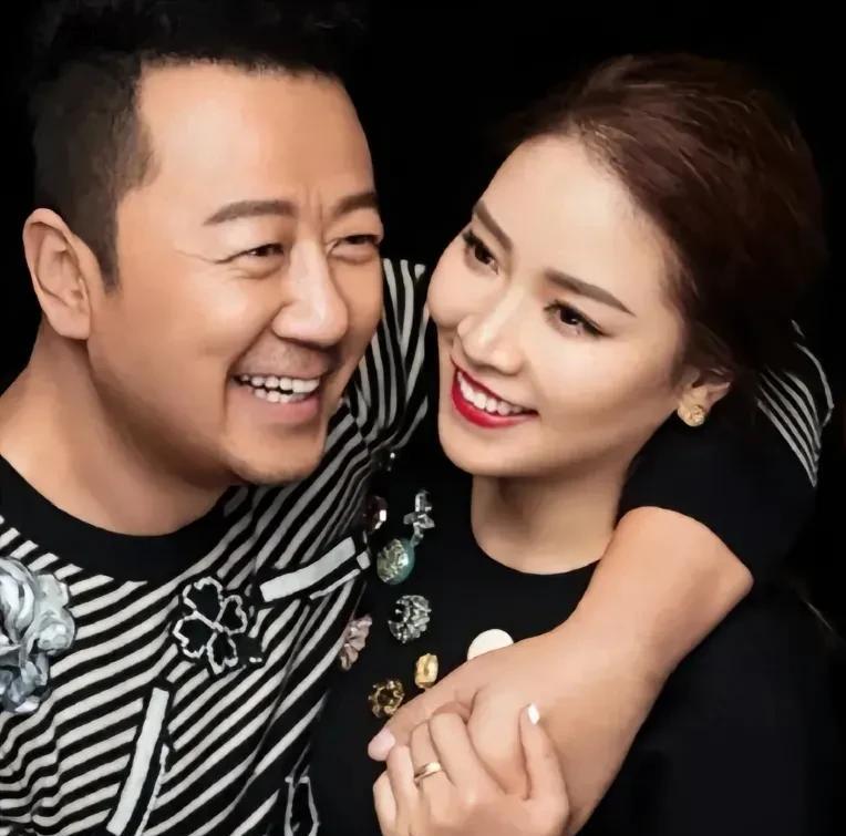 郭涛比自己妻子李燃大15岁，
但他对妻子是言听计从。
不管是工作上还是生活上
李