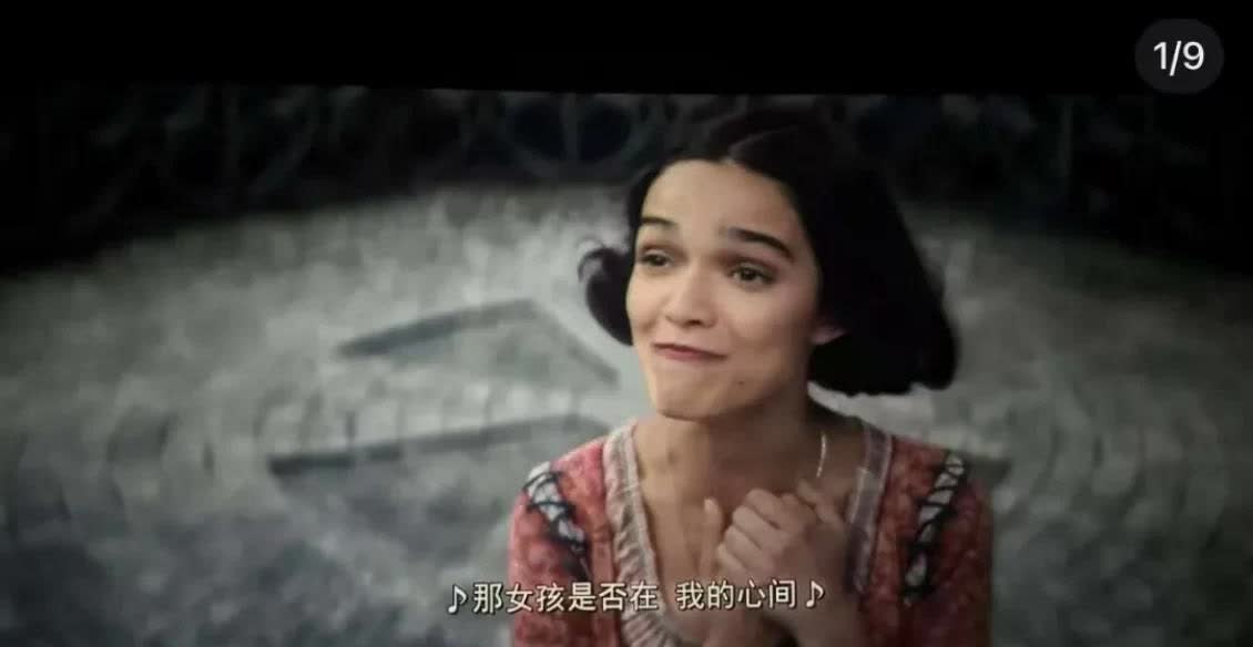 这个表情怎么看都觉得有点像威尔·史密斯。

肥鹅的一个群友说，他的朋友吐槽，