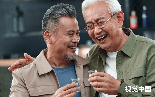 岳父晚上在公园散步，被狗活活咬死立马，老婆却同意3000块私了，我察觉不对才发现狗是老婆的情人养的.