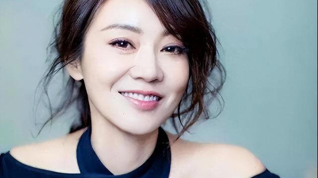 2004 年那场平静的离婚：邹伟净身出户背后，藏着闫妮婚姻里最痛的成长