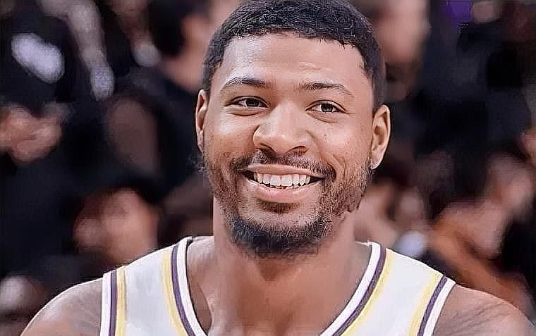 湖人麻烦了，根据湖人官方消息，斯马特因背伤将缺席今日对阵独行侠的比赛。
斯马特在