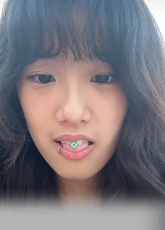 贾静雯大女儿打舌钉说话不清晰，叹：继母会管我，但我们像好闺蜜
贾静雯的大女儿梧桐