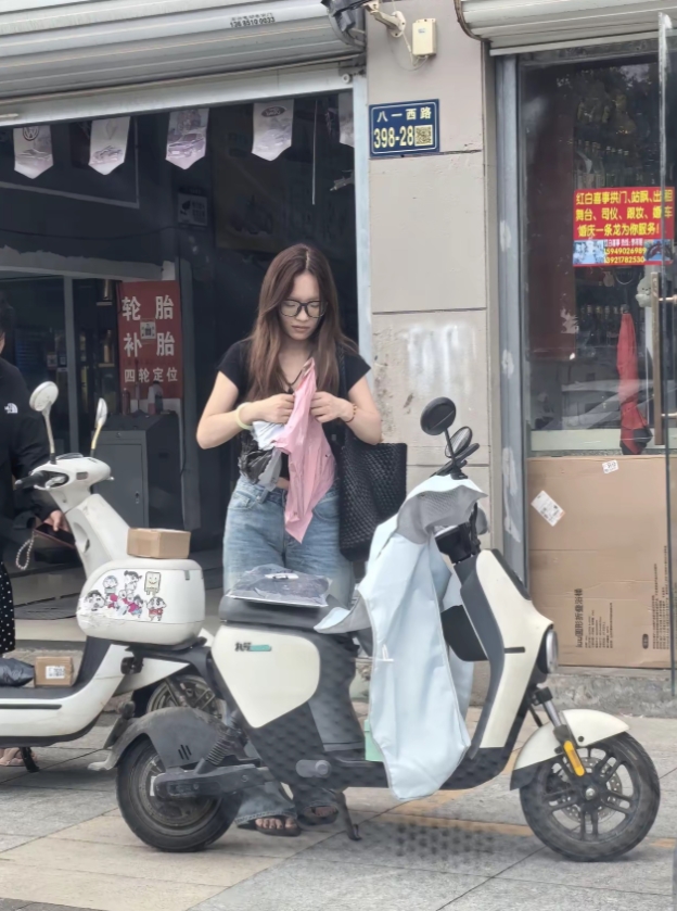 看着有点眼熟，很像王虹教授。不敢上去打招呼