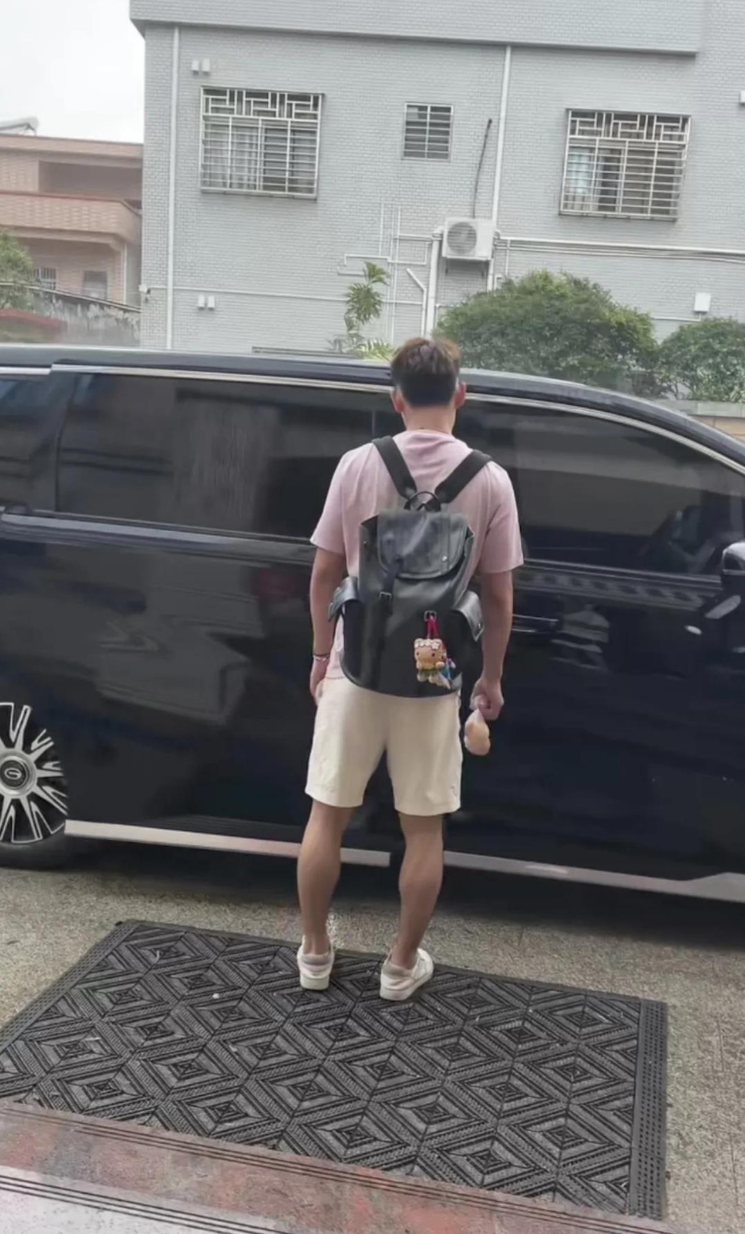 徐杰从园洲镇出发，赴京参加国家队集训！
今天上午，广东队球员徐杰离开家乡惠州博罗