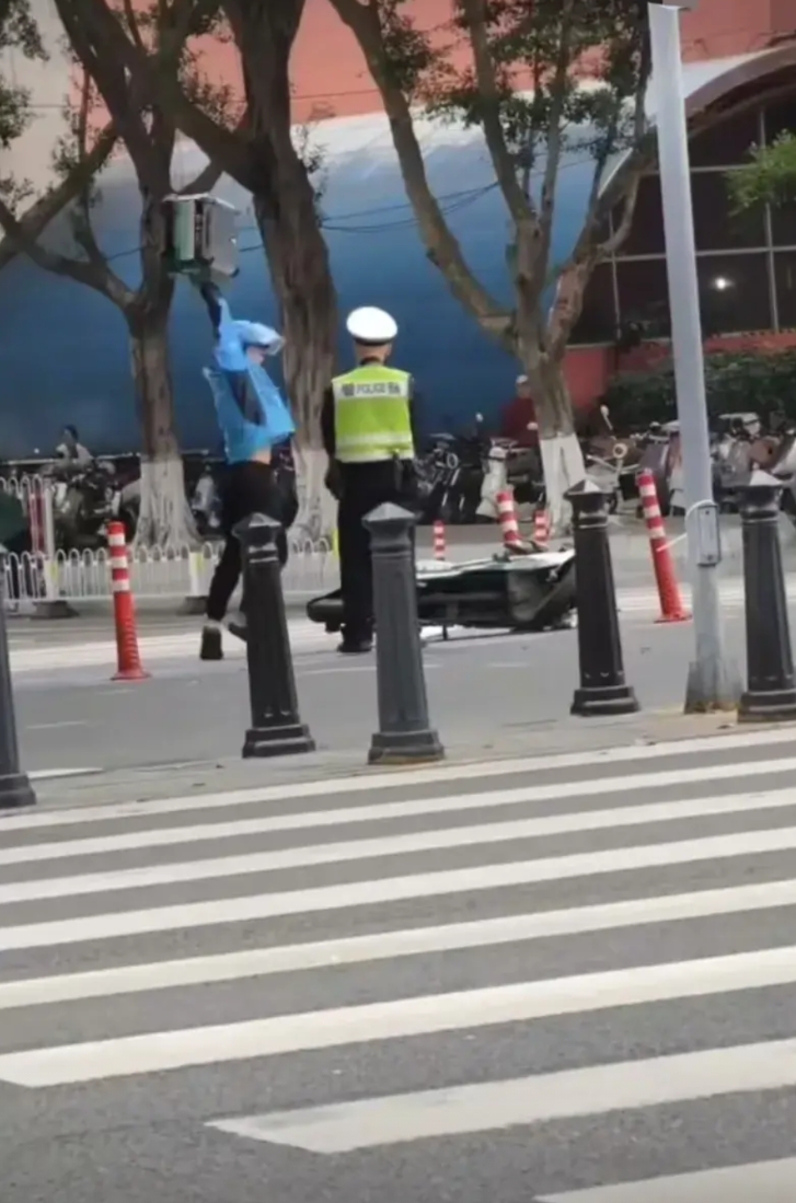 外卖小哥道路违章被交警叔叔拦下，竟然砸自己车撒气。小哥的电动车违规行驶在机动车道