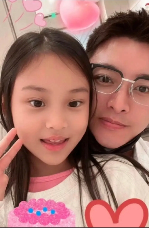 甜馨是真的很爱贾乃亮吧，给爸爸颁奖，也会特别提到爸爸会抽空陪自己，不管贾乃亮前妻