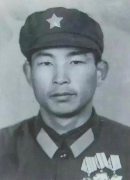 “投降吧，饶你不死！”1980年，小战士许明习被越军包围，敌人见他孤身一人，而且