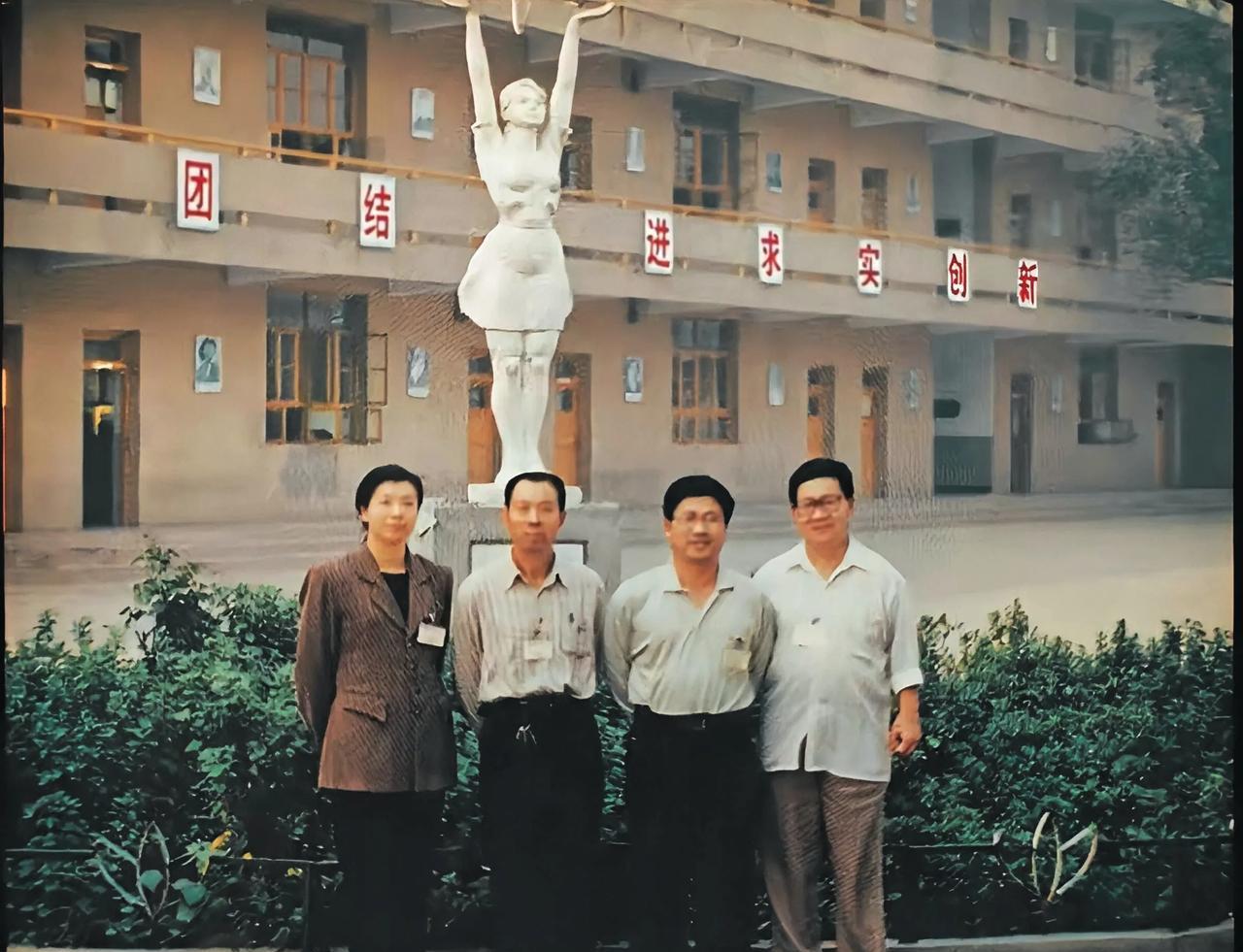 保定五中建校六十九年了
从1956年建校到现在，已经走过了69个年头，时光真的过