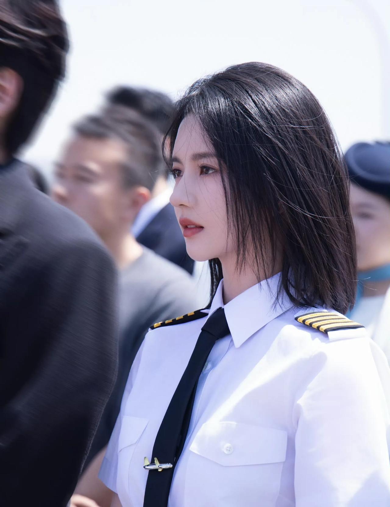 姐终于迎来现代戏女主剧了，身穿飞行制服好好看，角色居然是机长！期待女主阮思娴，同