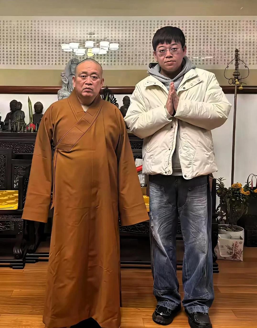 被这张合照整懵圈了！
不看不知道，一看吓一跳，
仔细一看怎么就这么像呢？说他们是