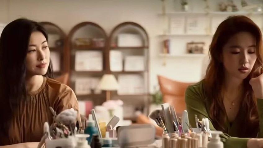 浓妆时代落幕，这届年轻人的口红和美甲颜色越来越淡