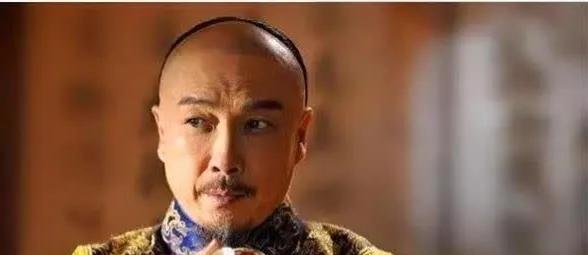 一天，乾隆睡醒起来后，随口对一个宫女说，“快服侍朕冲龙沟！”这个宫女听到后，内心