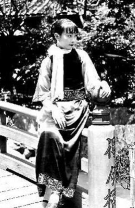1940年深夜，民国大美女郑苹如，被秘密押到小树林执行枪决。可特务却犹豫半天不忍