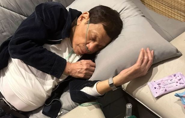 2025年3月14日，菲律宾前总统杜特尔特身着囚服现身海牙国际刑事法院第一预审庭