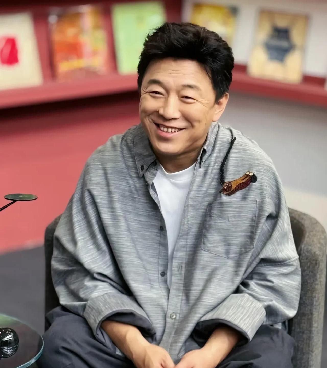 偶像对粉丝的影响真的一直被低估了！
就拿黄渤来说吧，
演技好，不缺好剧本，仅仅只