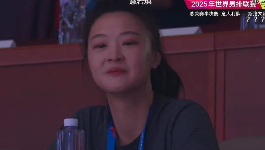 前中国女排队长惠若琪现场宁波北仑观战世界男排联赛总决赛。这也是惠若琪率队出战大运