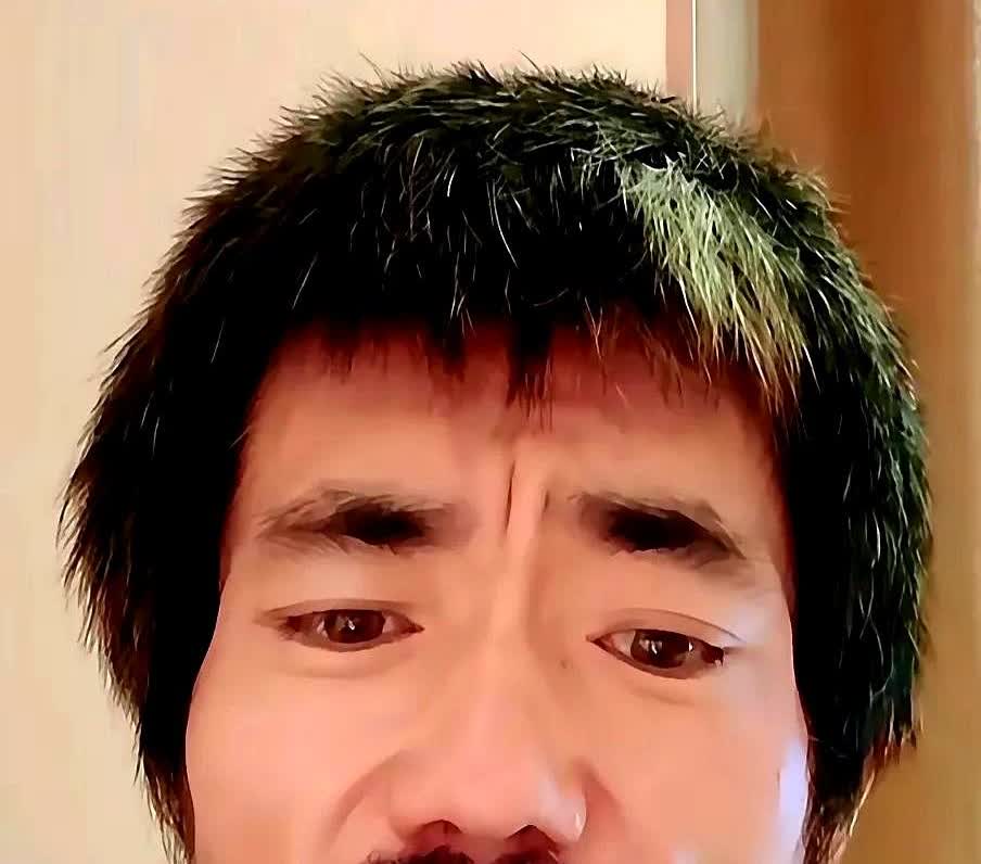 什么巴黎世家，什么和平饭店的大老板，纯纯包装的一个乡巴佬。

说白了，气质这