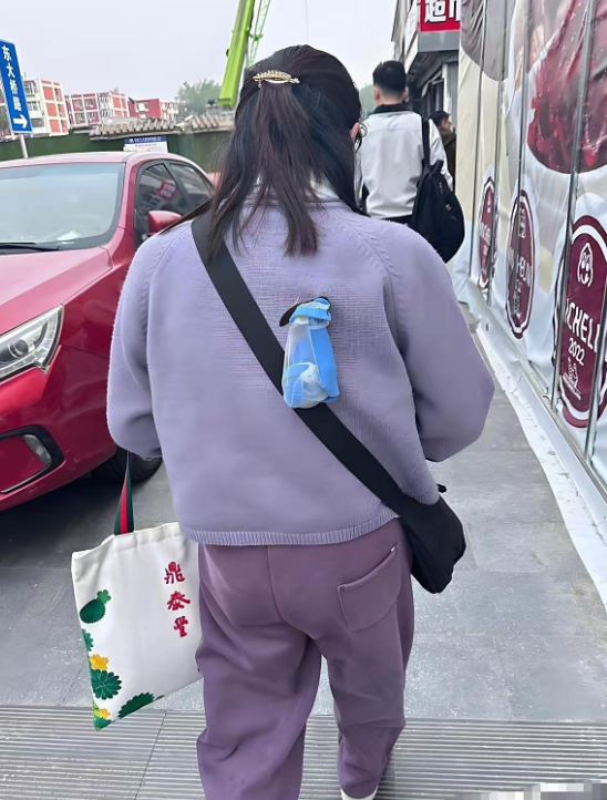 跟了一路了，看着好难受啊。要不要给她拿下来

