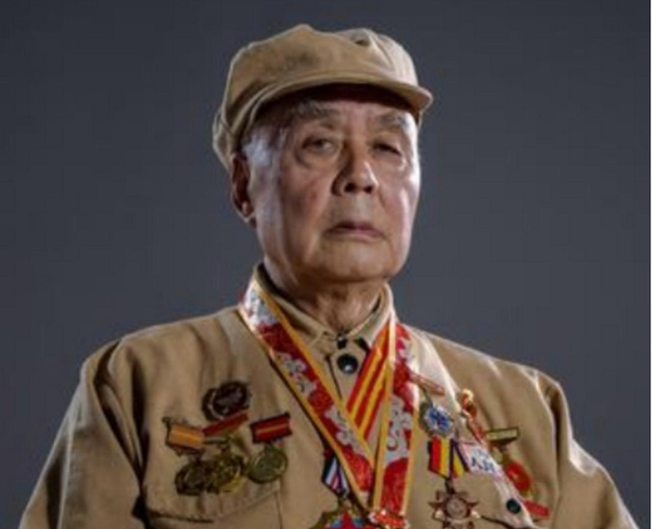 1952年，上甘岭一战，16岁的小兵忽然尿急，竟然在迫击炮上撒了一泡尿。没想到，