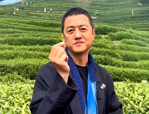 李亚鹏到今年5月已经欠债大约6465万元，如果算上他2022年公司被强制执行的4