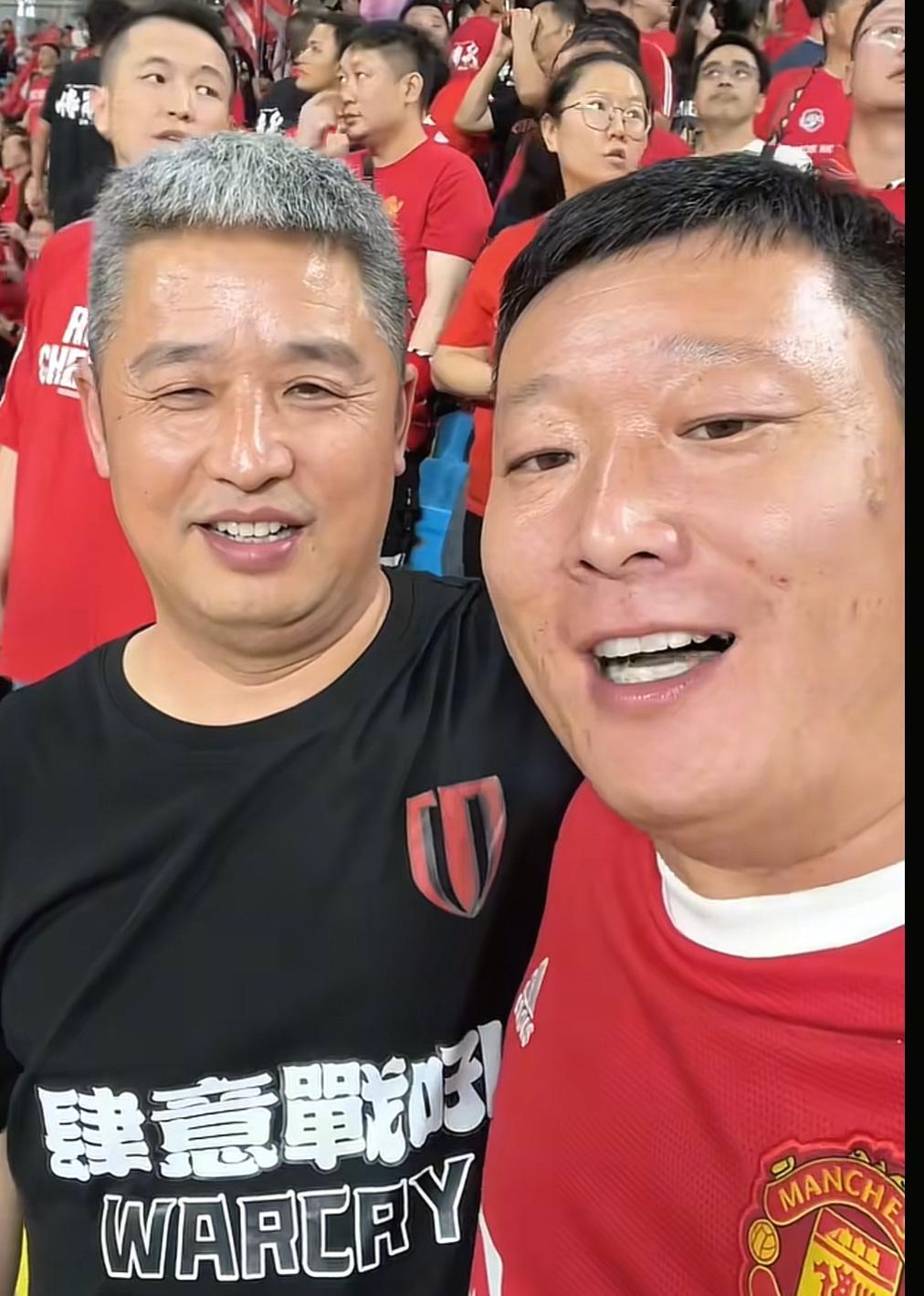 山东泰山知名球迷牛刚对上海海港喊话了，山东泰山赢不了你，成都蓉城完爆你。
牛刚今