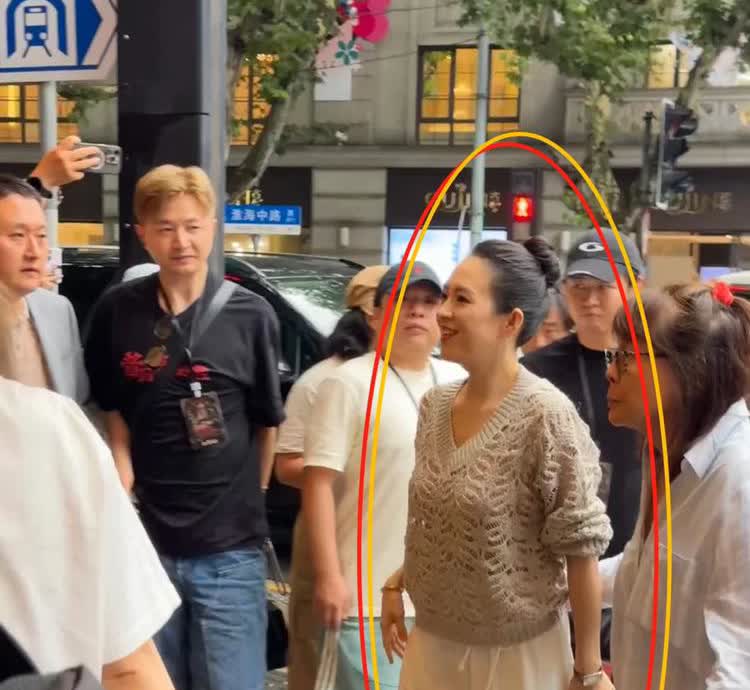 妈呀！路人镜头下的章子怡竟然像普通大妈，她也太不上镜了……

一个女人，化妆
