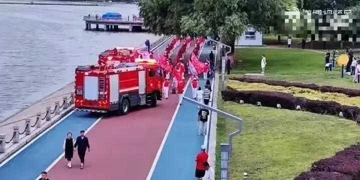 #暴走团群主回应阻碍消防救护车通行#
看待社会，我们都应该抱着一颗平常心。
抛开