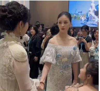 杨紫和关晓彤互动了，两代国民闺女同框了[呲牙]
杨紫和关晓彤都是北京人，而且都是