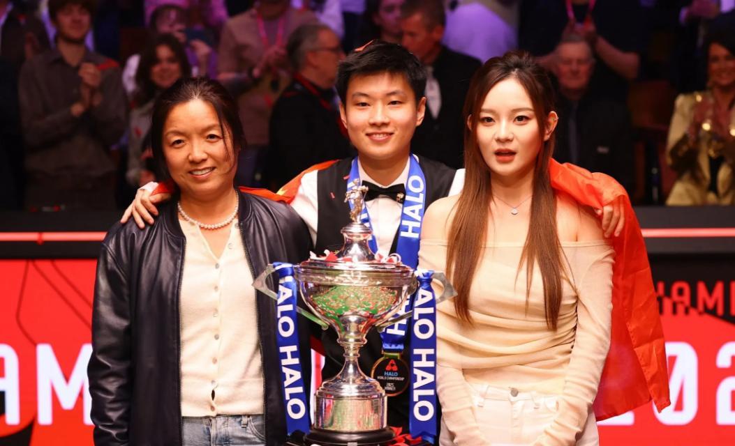 赛后，赵心童左手搂着漂亮女友，右手则搭在另一位女士肩上。很多人以为那是他母亲，其
