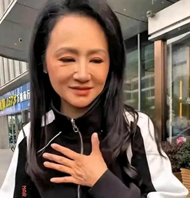 她和朱媛媛差不多的年纪，也得了癌症，不好好休息，为什么还要拼命的直播呢？真是不理
