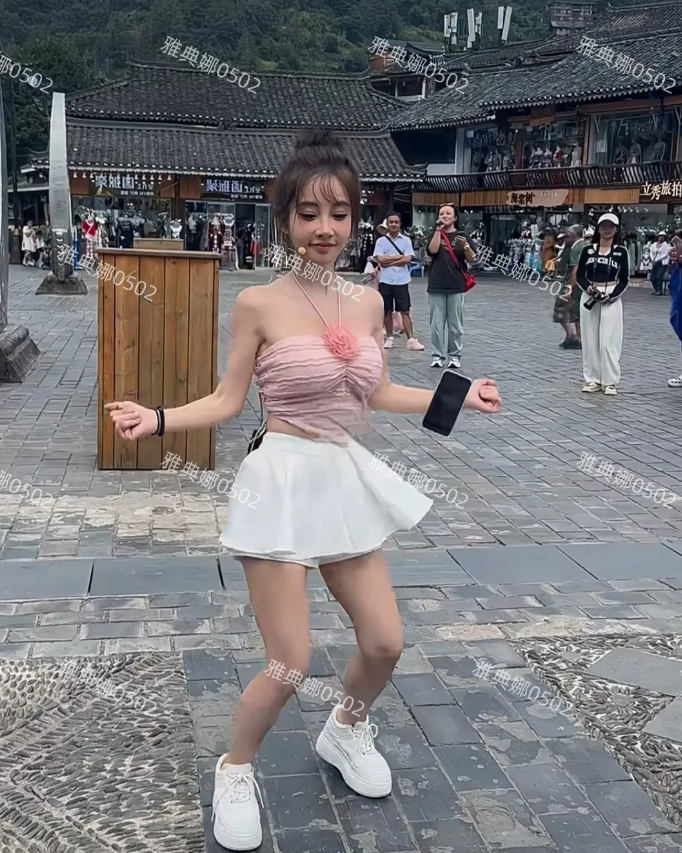 冯提莫在千户苗寨，本人好幻灭啊，头大腿短太矮了，穿了很厚的增高鞋也没有1米5。 