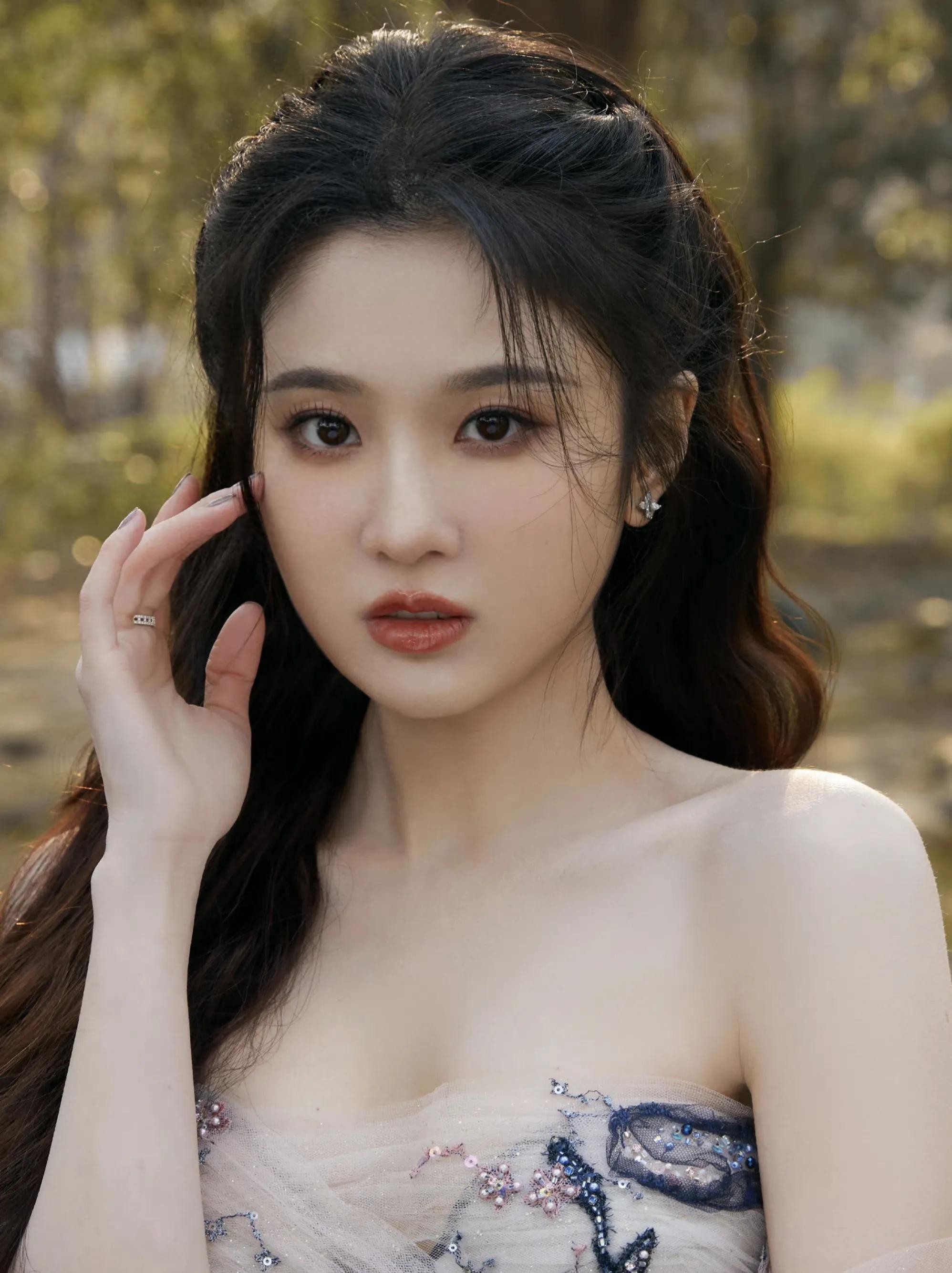 女星张慧雯时尚写真：公主仙女、楚楚动人
