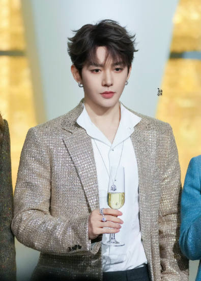 邓为确认出席央视跨年晚会，期待帅哥舞台！