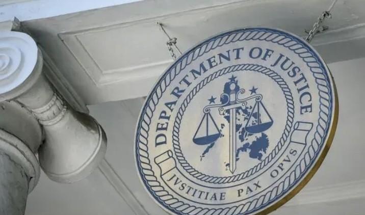 菲律宾司法部长雷穆拉于周三签署了第一批针对公共工程和公路部承包商和官员的移民观察
