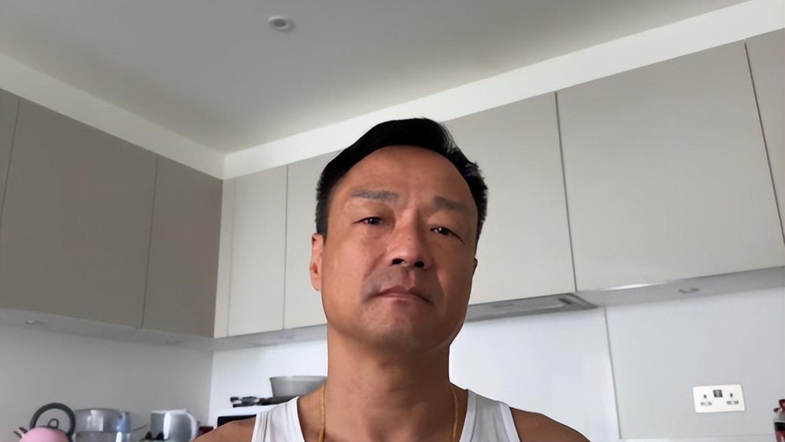 港星王喜自曝被两度侵犯后患肾衰竭，熟人作案没报警，需终身洗肾