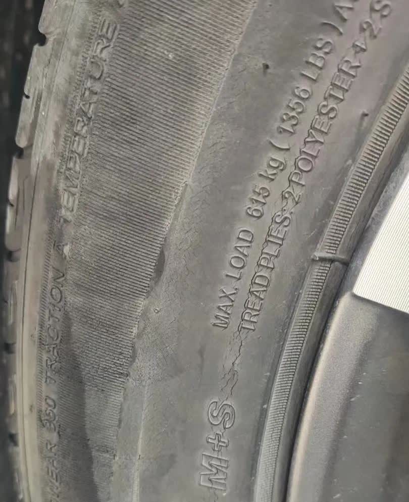 车子已经5年了，跑了快8万公里了，今天看一下车子轮胎，都有裂纹了，是不是该换轮胎