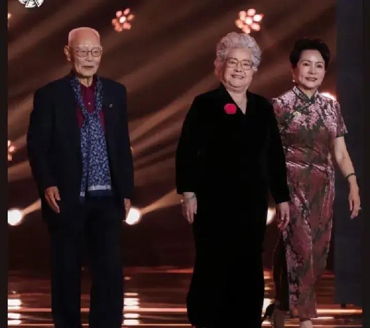 在第二十届华表奖红毯上，92岁高龄的表演艺术家张勇手精神矍铄，与88岁的王苏娅、