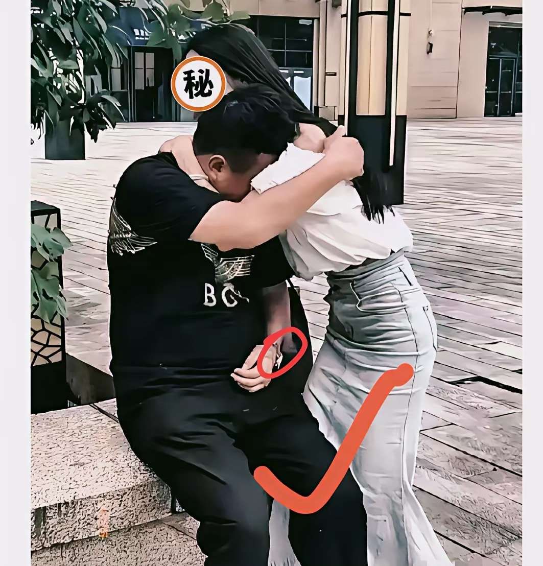 一对恩爱夫妻离婚后在街上遭到围观
