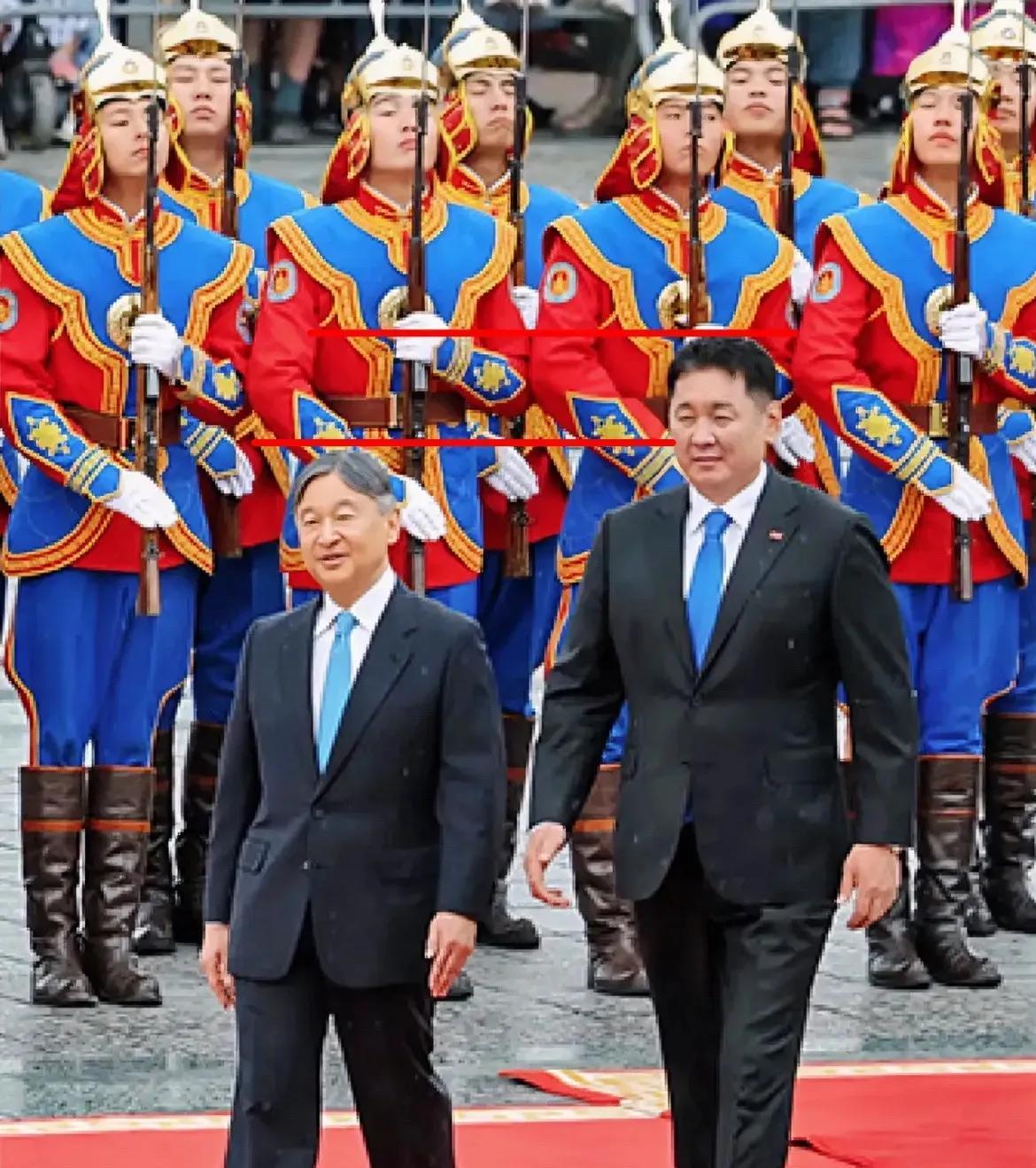 蒙古国总统呼日勒苏赫为日本天皇德仁举行迎接活动，双方检阅了蒙古国仪仗队，不得不说