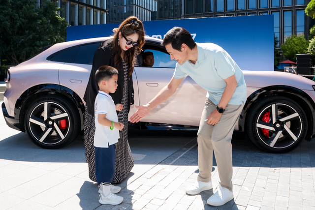 雷军给我开车门，我感受到了小米温度
今天站在小米科技园前，看着人山人海的小米工作