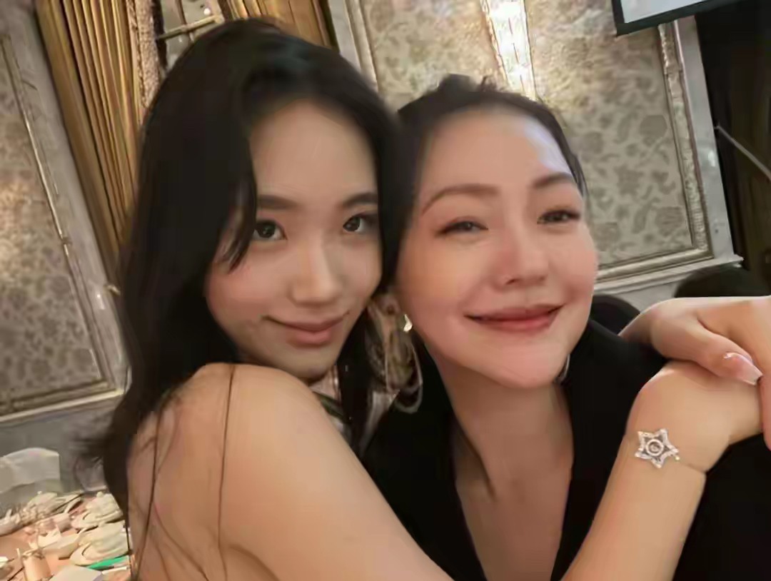 小S这次“翻车了”！
被奈良美智下场开撕了
办个画展，又是抄袭奈良美智，又是参考