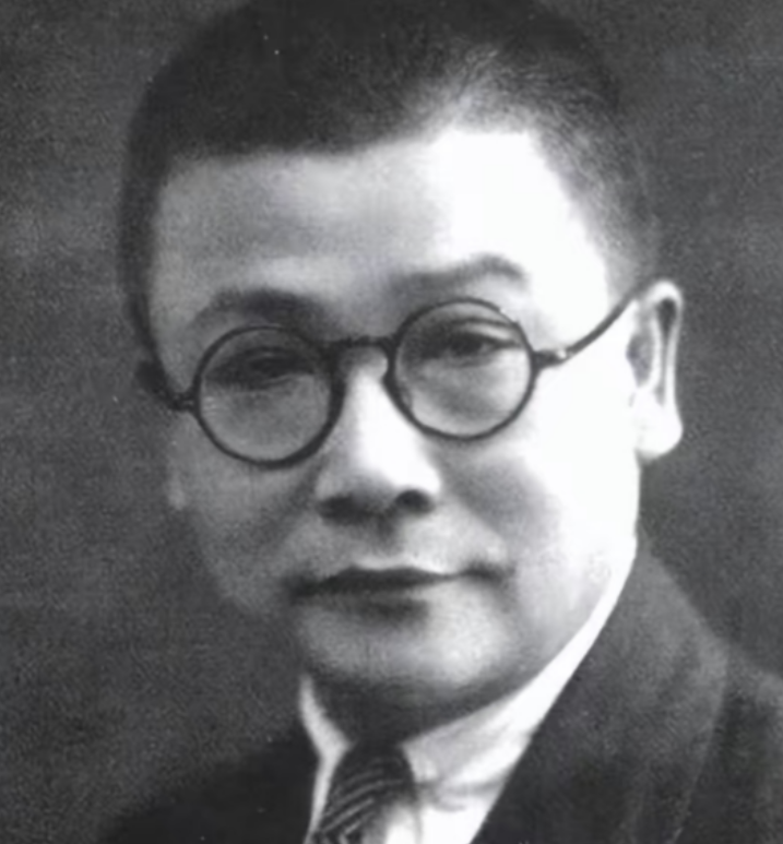 1940年，李克农从办事处出来，立刻被一位过分热情的黄包车夫围住，尽管直觉告诉他