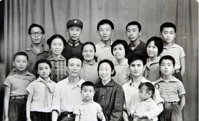 1966年，一对干部夫妇被带走。临行前，他们将家中保险柜钥匙及5个孩子，一起交付