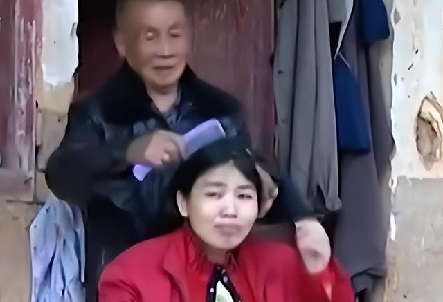 2000年，65岁的黎老汉，收留16岁流浪女，3年后，俩人生下儿子，日子过得和美