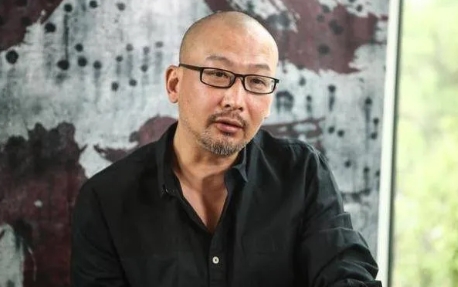 一次，管虎晚上回家，发现家里脏乱不堪，满地都是脏衣服，而一旁的马伊琍翘着二郎腿，
