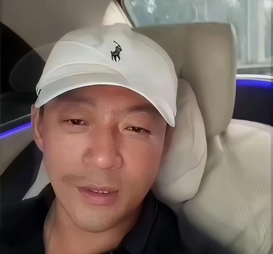 这个周末，汪小菲独自飞往湾湾陪孩子。
筱梅这个周末比较忙，和乐乐有几场直播。
小