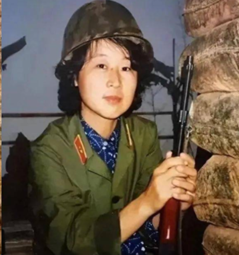 1978年，女军医陆曼不惧危险，在草原上为一只母狼接生。没想到，它们后来竟成为守