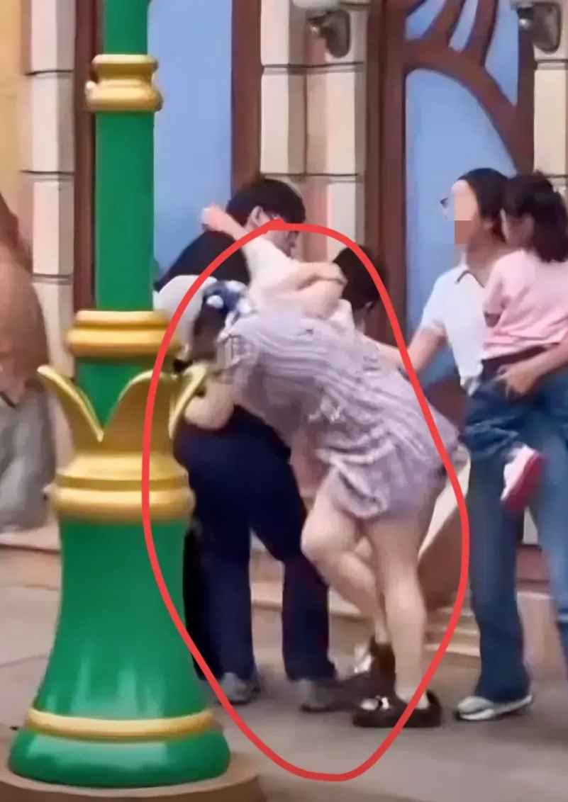 现在全网最破防的就是迪士尼事件中的女生。

不是因为打小孩被骂，也不是因为帮着男