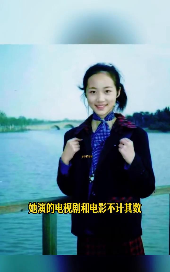 你能想象这个普通的小女孩未来有多火吗？十五六岁的她就已经出落的亭亭玉立了。她演的